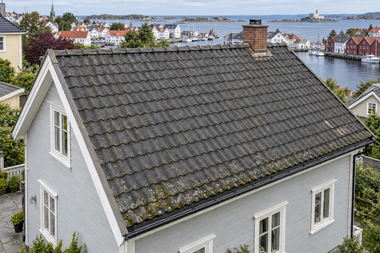 Illustrert eldre betongsteinstak i et bomiljø inspirert av Haugesund