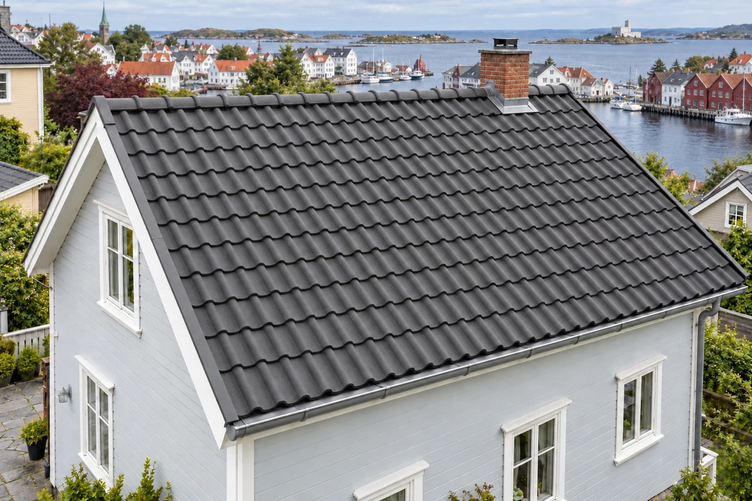 Ny tekking, møne og beslag er vist her. Åpne taket for å se lagene under.